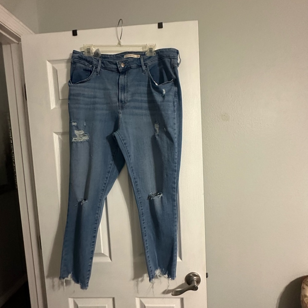 Levi’s size 34 skinny jeans with distressed look. Size 34 EUC